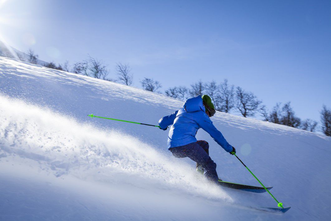negative-space-ski-snow-blue-key-downhill-terje-sollie-thumb-1